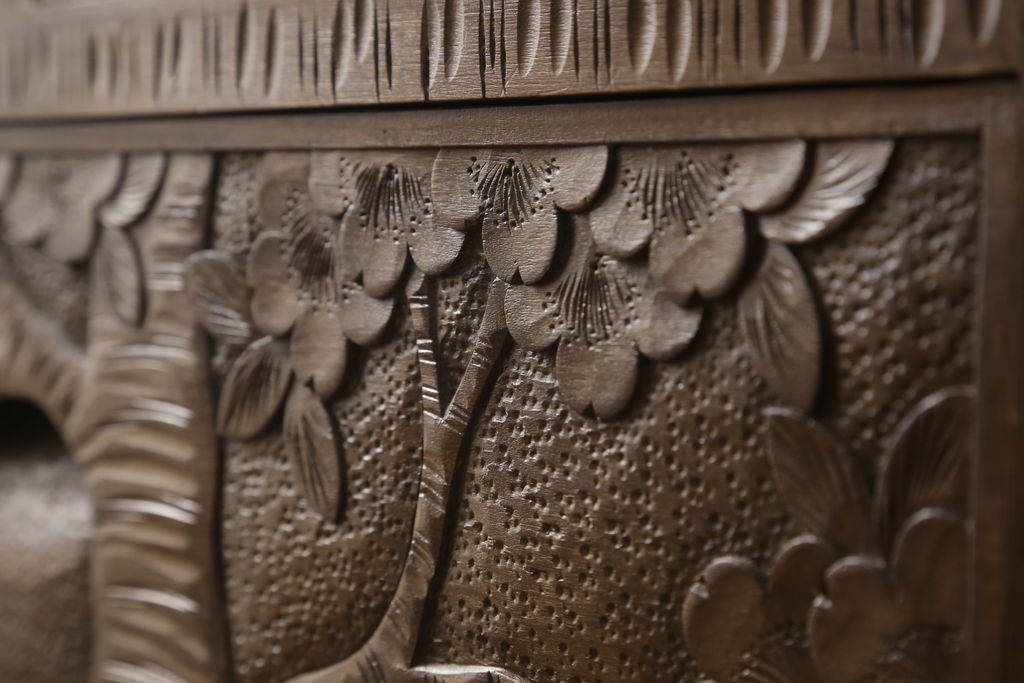中古　軽井沢彫り　満開の桜の彫刻が見事なチェスト(和たんす、引き出し、衣装箪笥、整理箪笥、サイドチェスト)(R-061406)