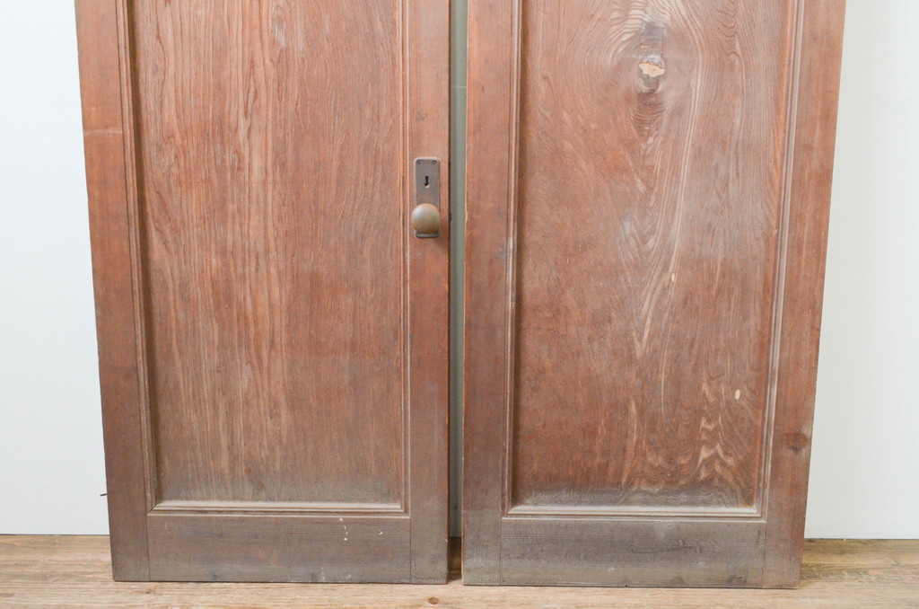 アンティーク建具　インテリアに取り入れやすいシンプルなデザインが魅力の両開きドア1対(2枚セット、木製扉)(R-066762)