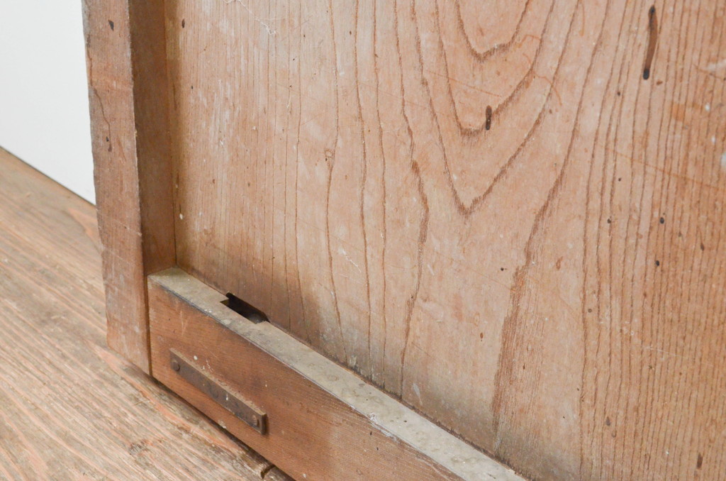 アンティーク建具　経年を感じさせる木味が味わい深い総欅(ケヤキ)材の格子蔵戸1枚(格子戸、引き戸、玄関戸)(R-066767)