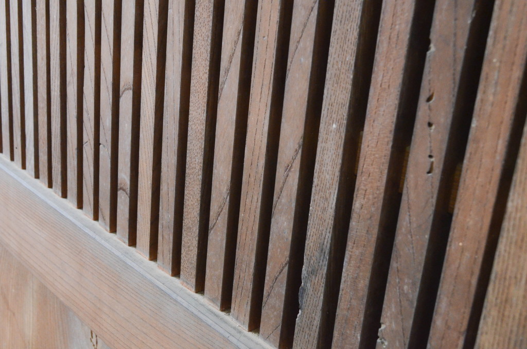アンティーク建具　恵比寿天の金具が目を惹く総欅(ケヤキ)材の格子蔵戸1枚(格子戸、玄関戸、引き戸)(R-066771)