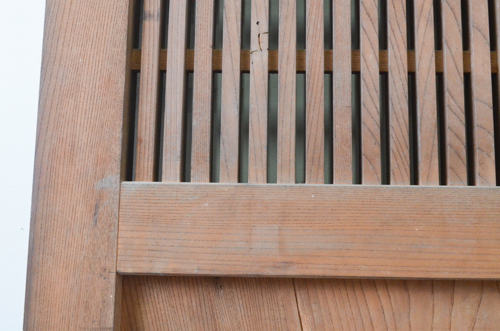 アンティーク建具　恵比寿天の金具が目を惹く総欅(ケヤキ)材の格子蔵戸1枚(格子戸、玄関戸、引き戸)(R-066771)