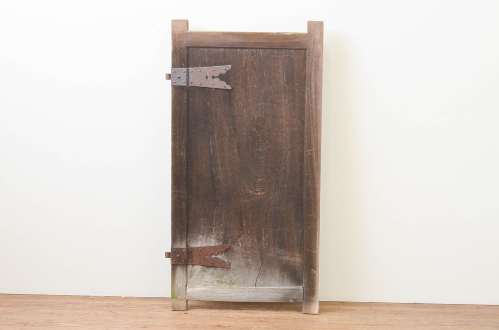 アンティーク建具　一枚板　総欅(ケヤキ)材　古き時代の味わいが魅力的な門扉の小扉1枚(ドア、蔵戸、木製扉)(R-066783)