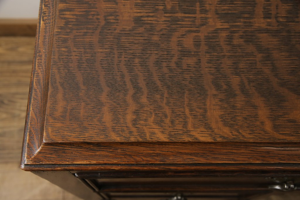 イギリスアンティーク　オーク材　クラシカルな雰囲気を醸し出す両袖机(ニーホールデスク、作業台、在宅ワーク用デスク)(R-055922)