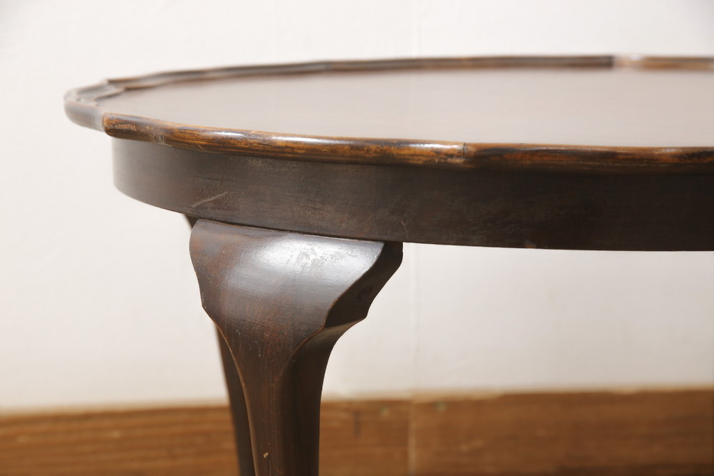 イギリスアンティーク　ウォールナット　天板の虎斑(とらふ)と凝ったデザインが魅力的なセンターテーブル(ローテーブル、コーヒーテーブル)(R-057544)