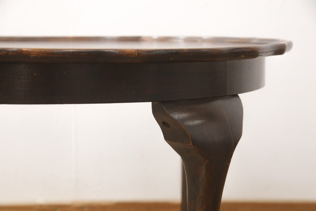 イギリスアンティーク　ウォールナット　天板の虎斑(とらふ)と凝ったデザインが魅力的なセンターテーブル(ローテーブル、コーヒーテーブル)(R-057544)