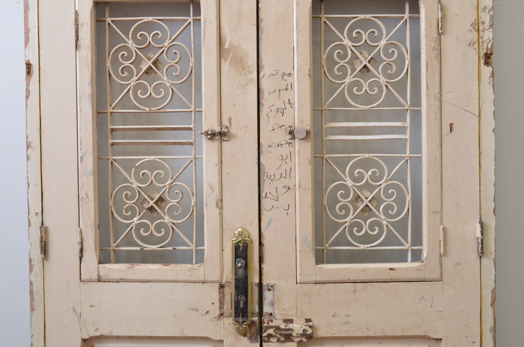 海外アンティーク　ペイント仕上げ限定　彫刻とアイアンフェンス入りの両開きドア1対(建具、木製扉、1対2枚セット)(R-066745)