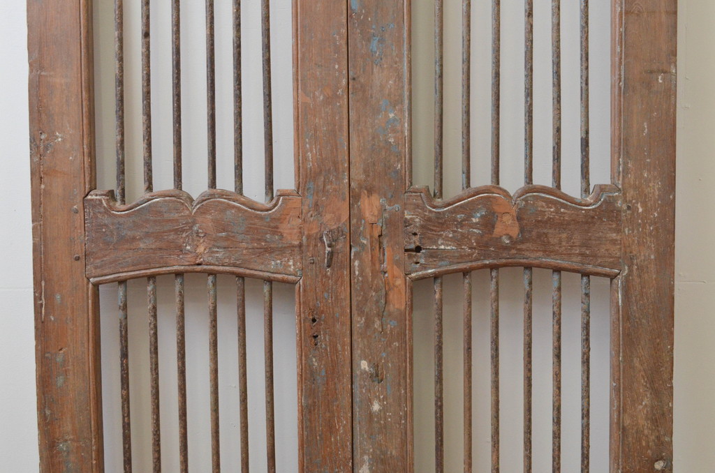 海外アンティーク　ペイント仕上げ限定　アイアンフェンス入りの小振りな両開きドア1対(建具、木製扉、1対2枚セット)(R-066746)