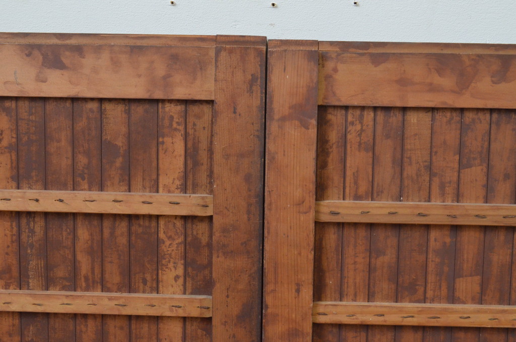 アンティーク建具　落ち着いた和モダンな空間を演出する縦格子入りの引き戸2枚セット(板戸、格子戸、窓)(R-067593)