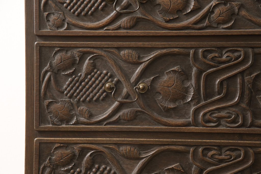 和製ビンテージ　神戸洋家具　ナラ材　前面に施された彫刻の素晴らしいチェスト(引き出し、洋服タンス、収納タンス、ヴィンテージ)(R-057648)