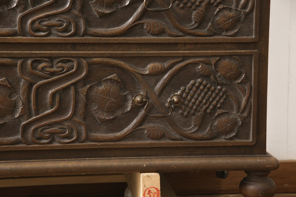 和製ビンテージ　神戸洋家具　ナラ材　前面に施された彫刻の素晴らしいチェスト(引き出し、洋服タンス、収納タンス、ヴィンテージ)(R-057648)