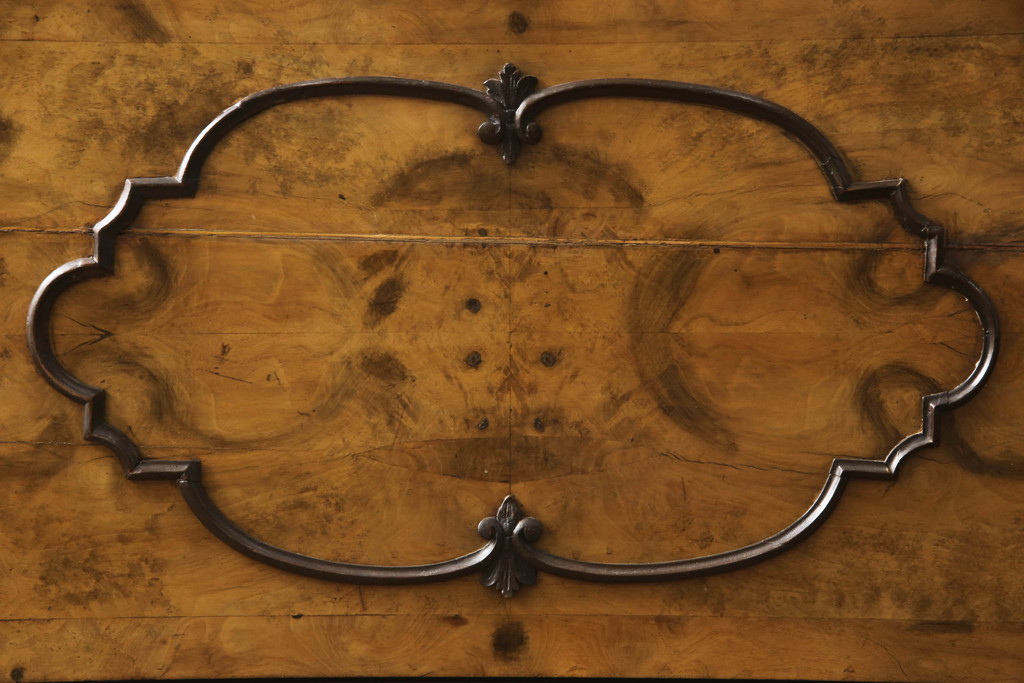 イギリスアンティーク　ウォールナット材の杢目が魅力的なキャビネット(キュリオケース、ガラスケース、ショーケース、戸棚、収納棚、飾り棚)(R-063257)