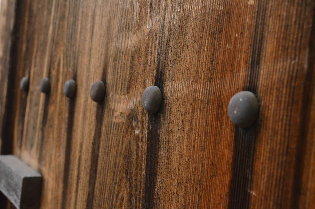 アンティーク建具　総ヒノキ材　古い木味が趣を醸し出す小さなくぐり戸1枚(木製扉、潜戸、潜り戸、小扉、ドア)(R-067555)