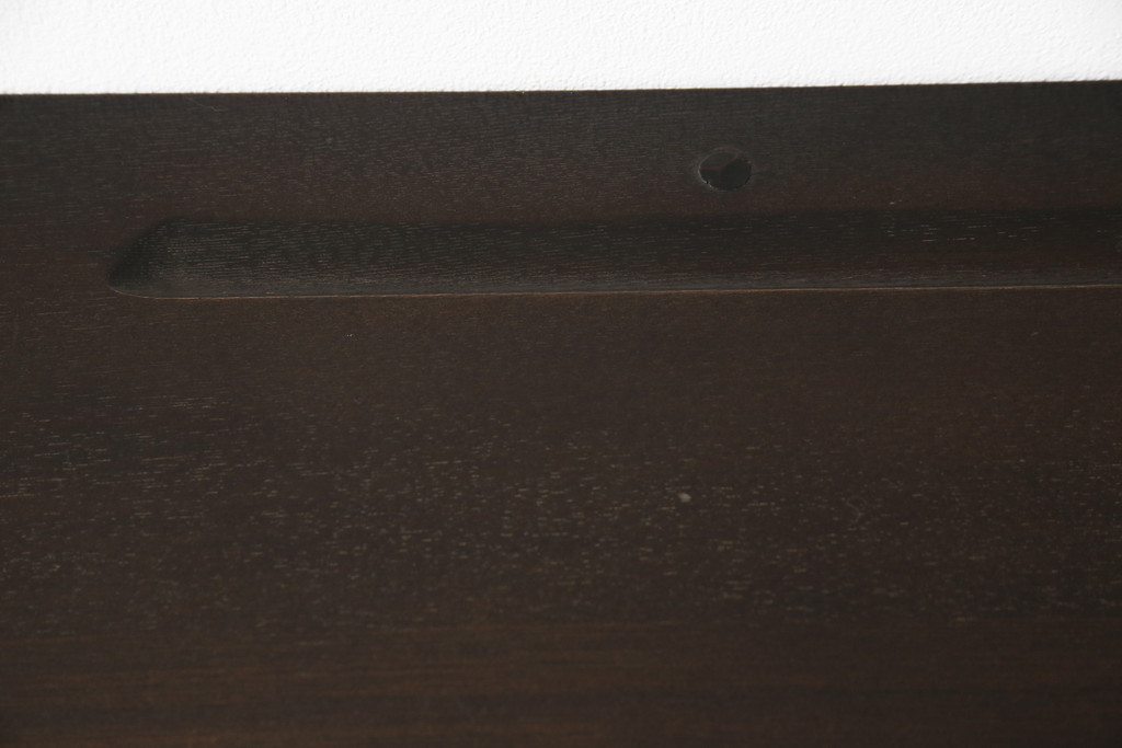 イギリスヴィンテージ　ERCOL(アーコール)　ニレ材　温かみのある木肌が魅力のクラシカルなサイドボード(収納棚、戸棚、キャビネット、ビンテージ)(R-050199)