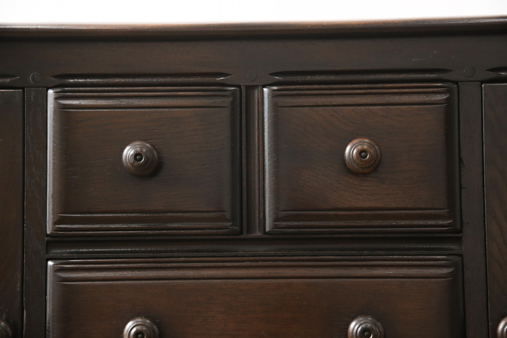 イギリスヴィンテージ　ERCOL(アーコール)　ニレ材　温かみのある木肌が魅力のクラシカルなサイドボード(収納棚、戸棚、キャビネット、ビンテージ)(R-050199)