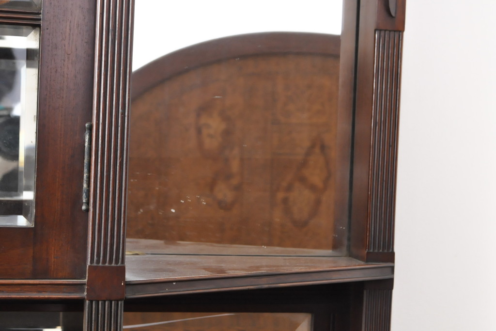 イギリスアンティーク　マホガニー材　高級　クラシカルで重厚な雰囲気ただようパーラーキャビネット(飾り棚、戸棚、収納棚)(R-057610)