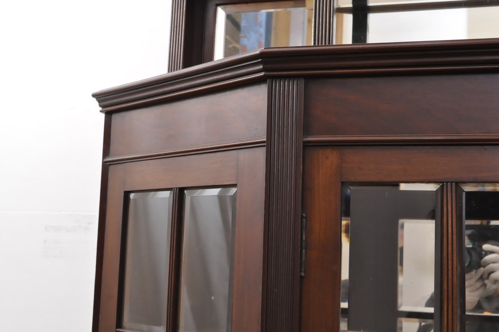 イギリスアンティーク　マホガニー材　高級　クラシカルで重厚な雰囲気ただようパーラーキャビネット(飾り棚、戸棚、収納棚)(R-057610)