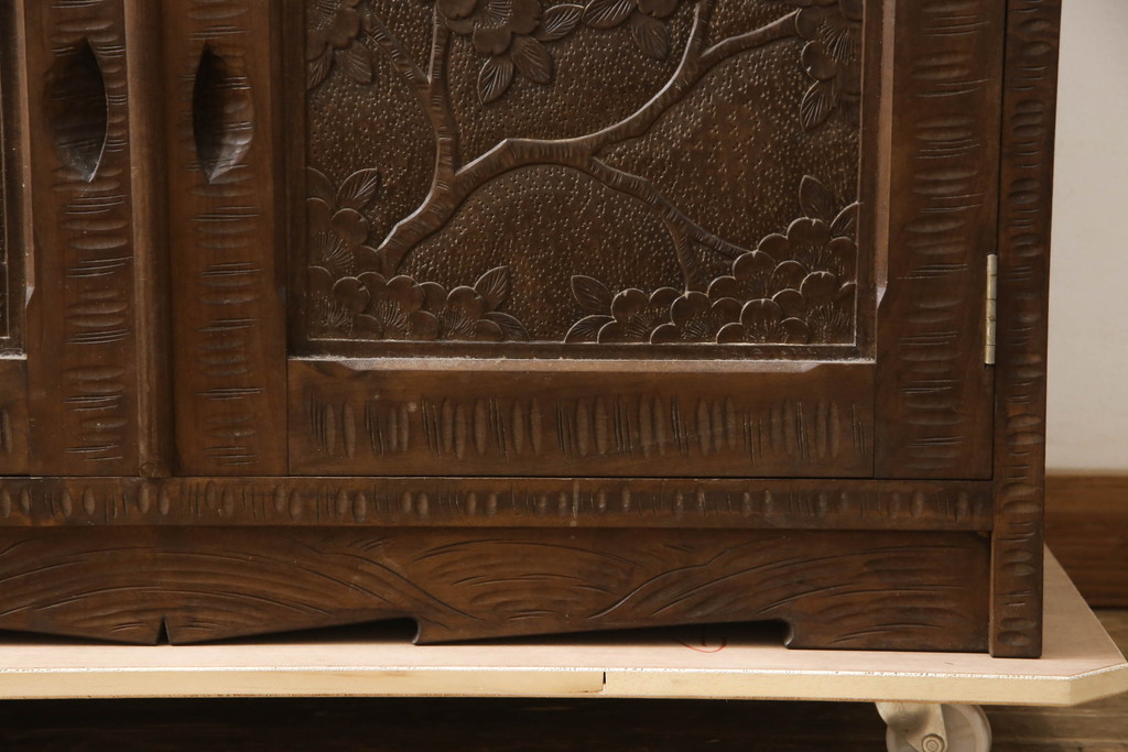 中古　美品　軽井沢彫り　丁寧に彫り込まれた桜の図柄が美しいブックケース(本箱、キャビネット、収納棚、戸棚、飾り棚)(R-067314)