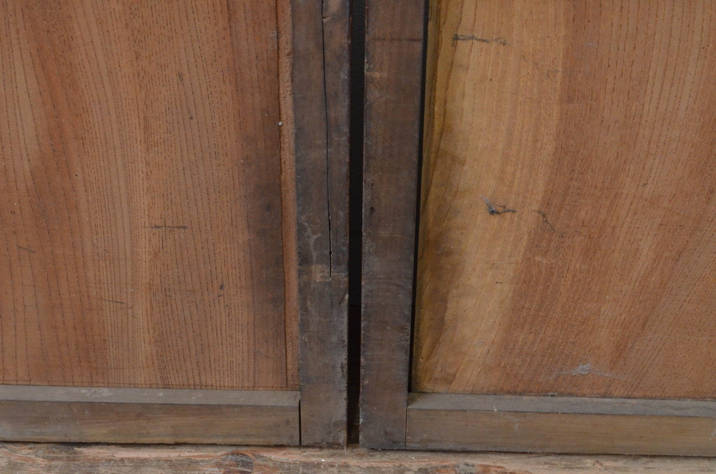 アンティーク建具　欅(ケヤキ)材　桜材　落ち着いた和の空間を演出する漆塗りの引き戸2枚セット(窓、板戸、ガラス戸、ガラス帯戸)(R-067835)