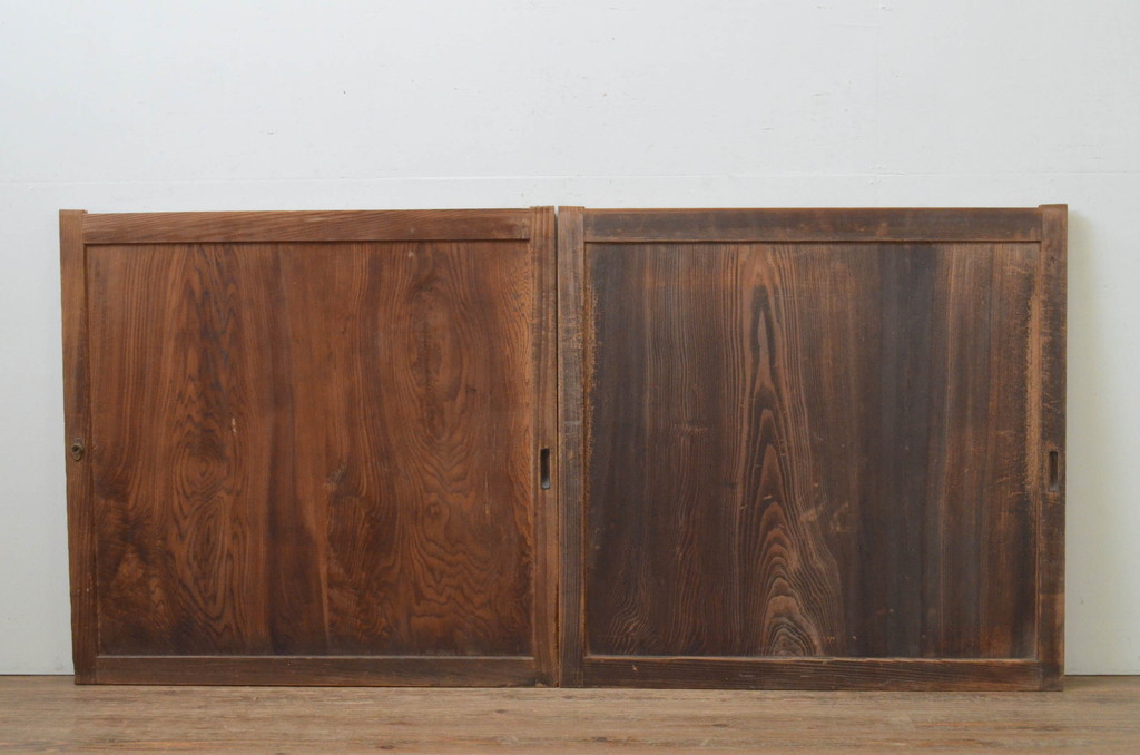 アンティーク建具　杉材　経年を感じさせる木味が魅力的な板戸窓2枚セット(引き戸)(R-067839)です。