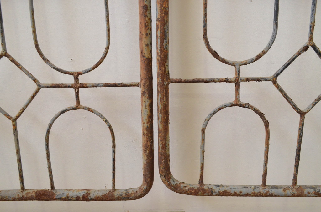 アンティーク建具　ペイント仕上げ限定　ペンキの剥げたアイアンゲート1対2枚セット(門扉、フェンス)(R-067534)
