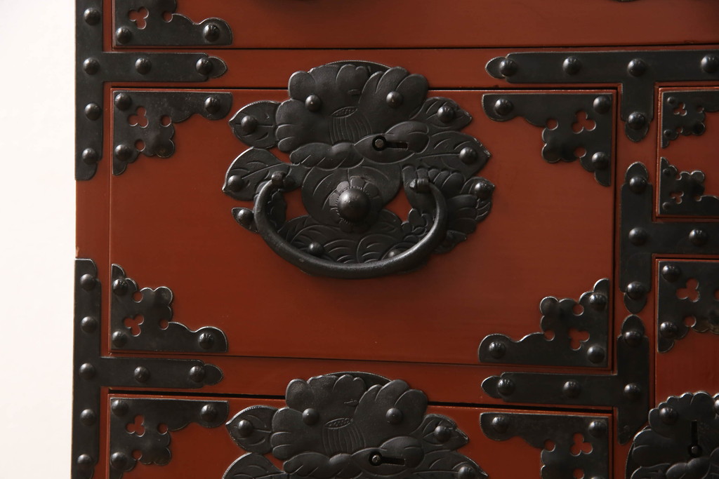 和製ビンテージ　朱塗り　鋲と凝った金具の意匠が目を引く米沢箪笥(手許箪笥、和タンス、収納たんす、小箪笥、小物収納、引き出し、ヴィンテージ)(R-066316)