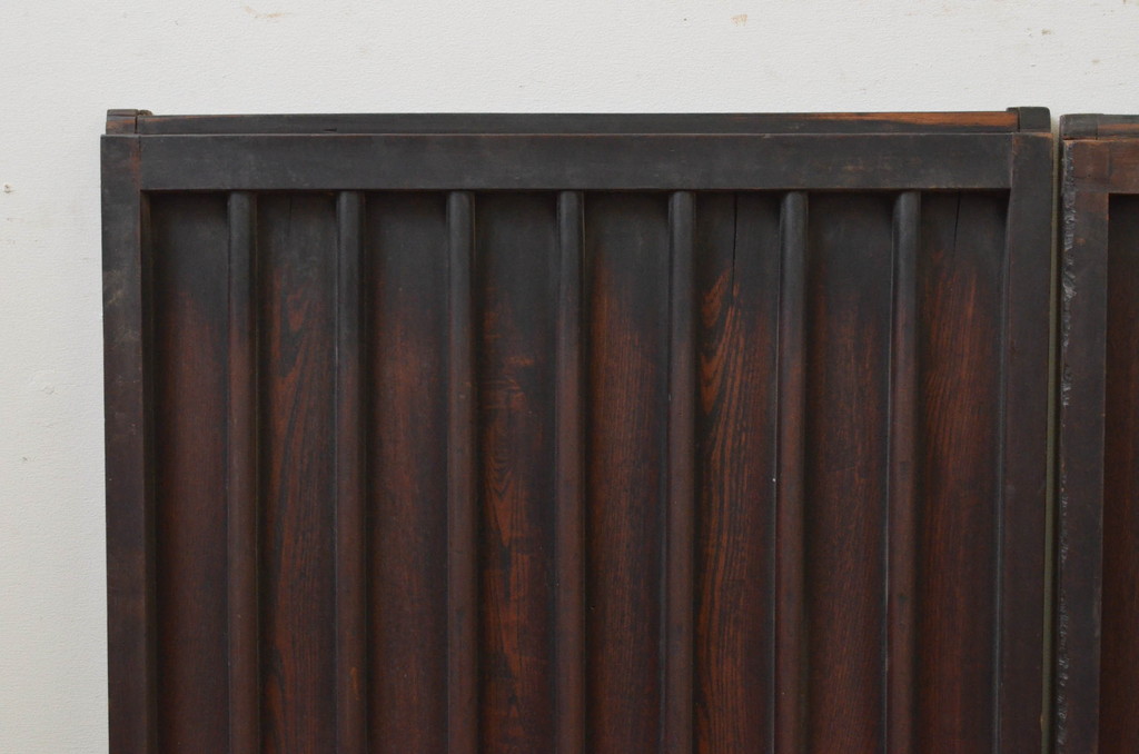 アンティーク建具　杉材　上品な色合いが魅力の縦桟板戸窓2枚セット(引き戸)(R-067855)