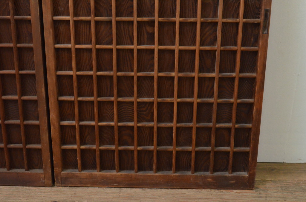 アンティーク建具　格子から覗く木目が美しい!マス目(升目)の格子窓2枚セット(格子戸、引き戸、板戸)(R-067866)