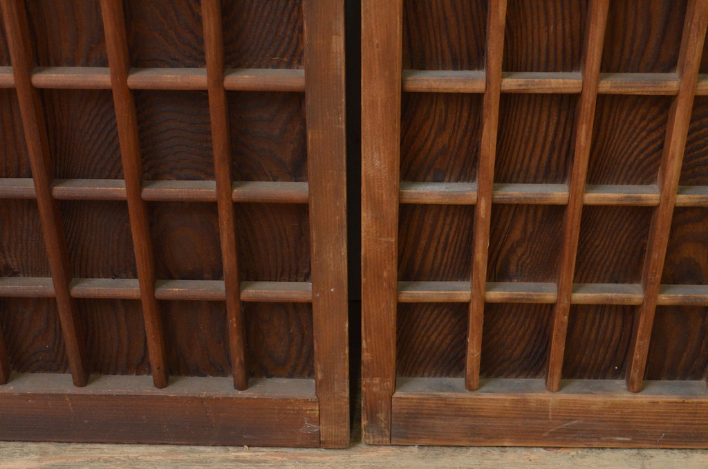 アンティーク建具　格子から覗く木目が美しい!マス目(升目)の格子窓2枚セット(格子戸、引き戸、板戸)(R-067866)