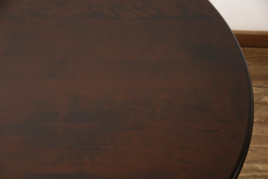 中古　美品　北海道民芸家具　HM4721　樺材　上品でクラシカルな雰囲気を醸し出す丸テーブル(円形テーブル、ラウンドテーブル、ダイニングテーブル、2人掛け、4人掛け、食卓)(R-066824)