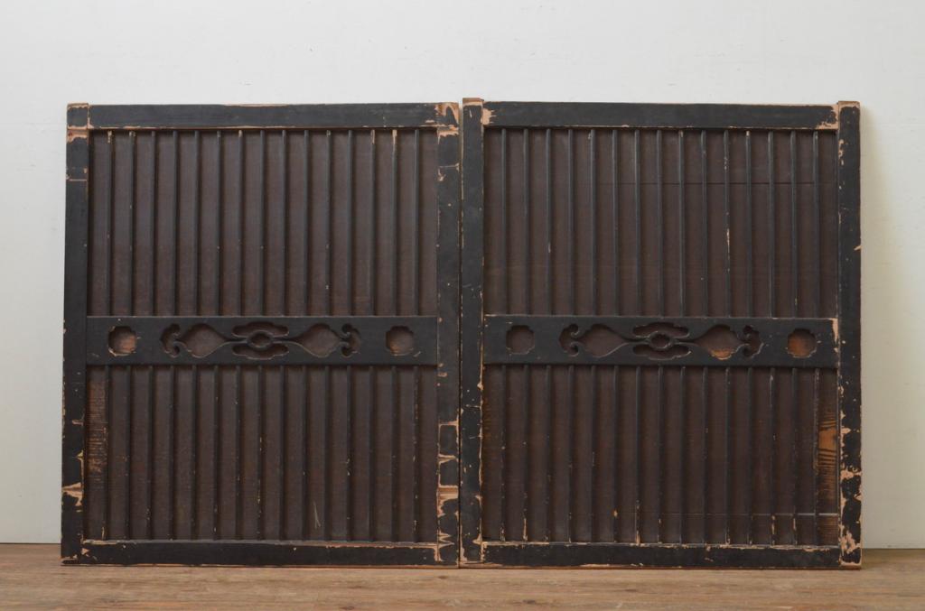 アンティーク建具　透かし彫りが目を惹く縦桟の引き戸窓2枚セット(板戸、格子戸)(R-067993)