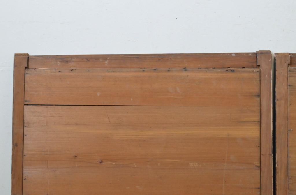 アンティーク建具　透かし彫りが目を惹く縦桟の引き戸窓2枚セット(板戸、格子戸)(R-067993)
