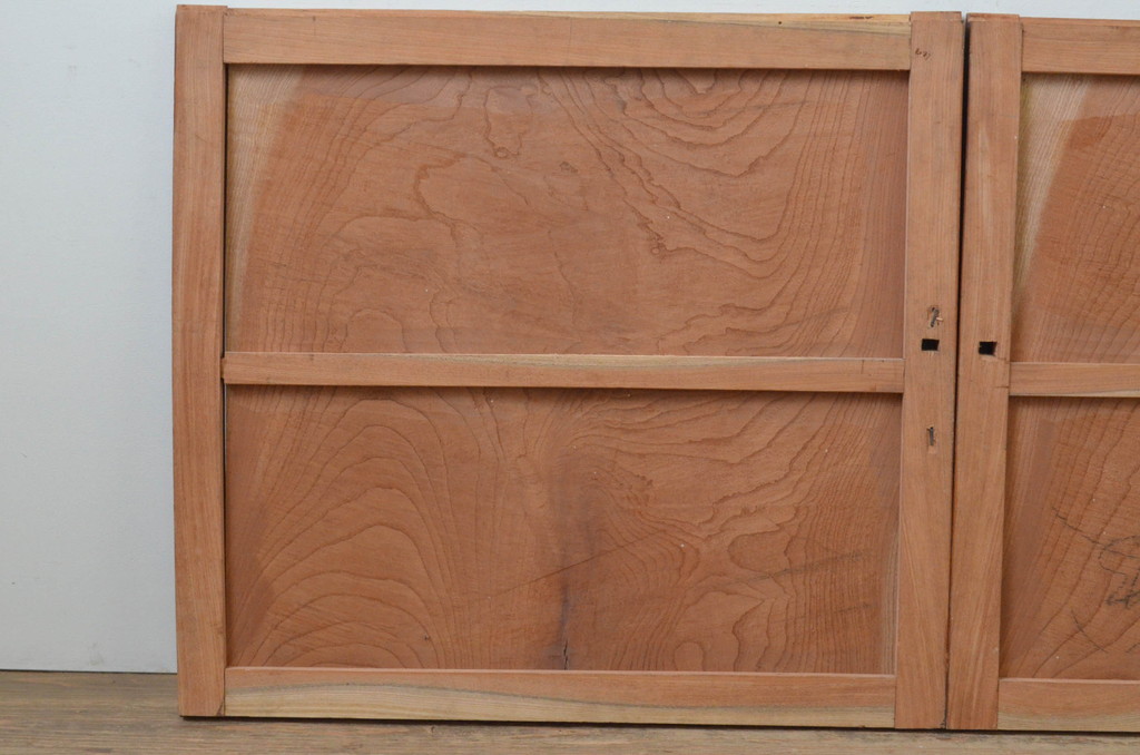 アンティーク建具　総欅(ケヤキ)材　一枚板　温かみのある木味が魅力的な漆塗りの板戸窓2枚セット(引き戸)(R-067873)
