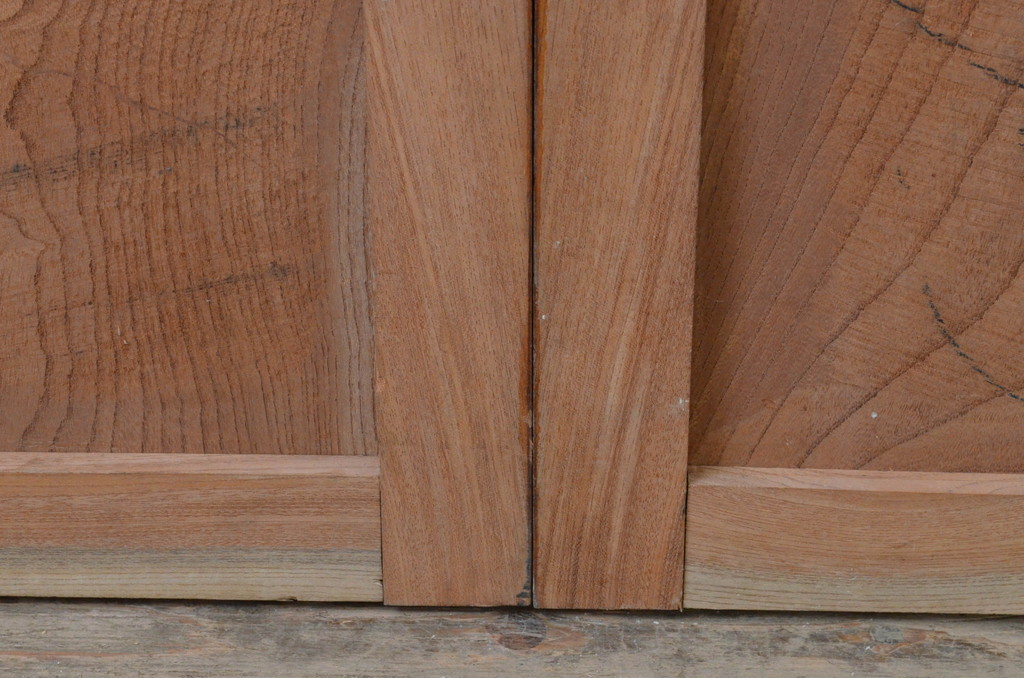 アンティーク建具　総欅(ケヤキ)材　一枚板　温かみのある木味が魅力的な漆塗りの板戸窓2枚セット(引き戸)(R-067873)