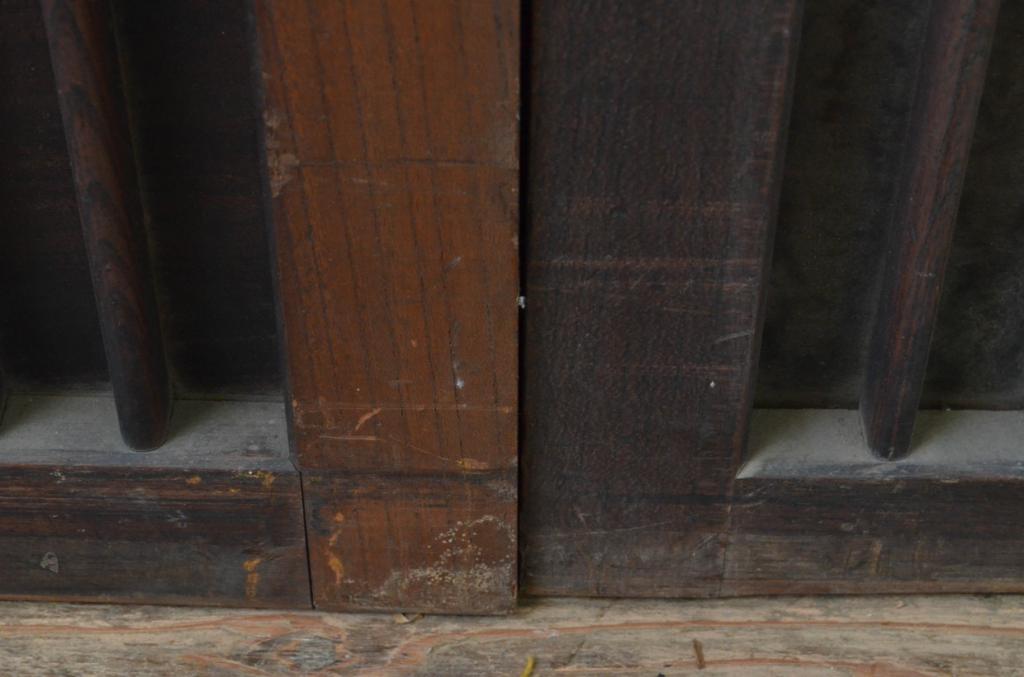 アンティーク建具　総欅(ケヤキ)材　上質な和の空間を演出する縦桟板戸窓2枚セット(引き戸、格子戸)(R-067994)