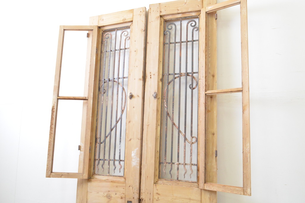 海外アンティーク　ペイント仕上げ限定　パイン材　アイアンフェンス入り両開きドア1対2枚セット(建具、木製扉)(R-068055)