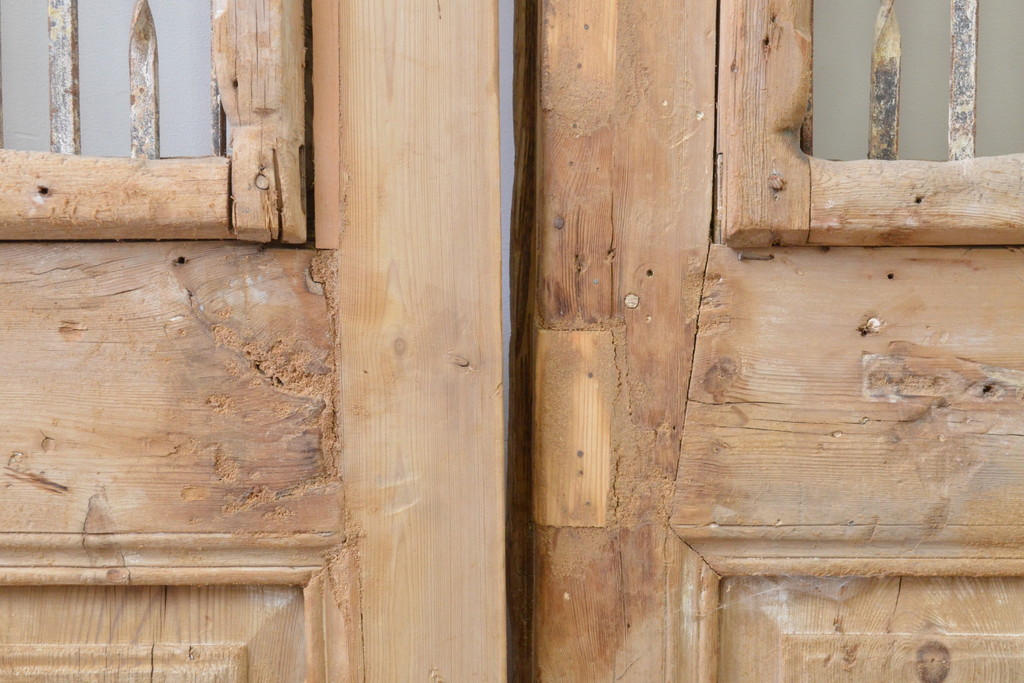 海外アンティーク　パイン材　アイアンフェンス入り両開きドア1対2枚セット(建具、木製扉)(R-068057)