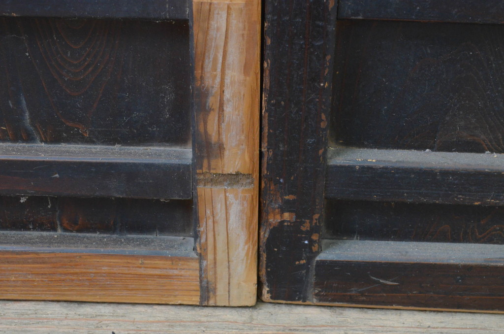 アンティーク建具　落ち着きある色味が和の雰囲気を高める横桟板戸窓2枚セット(引き戸、舞良戸、まいらど)(R-068051)