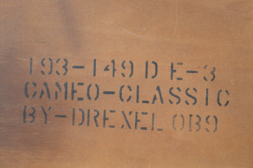 中古　DREXEL HERITAGE(ドレクセルヘリテイジ)　Cameo Classics(キャメオクラシックス)　優雅なひとときを演出するカクテルテーブル(センターテーブル、ローテーブル、リビングテーブル、カフェテーブル)(定価約60万円)(R-067248)