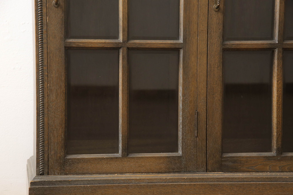 和製ビンテージ　神戸洋家具　ナラ材　クラシカルな雰囲気漂うキャビネット(サイドボード、サイドキャビネット、ブックケース、収納棚、戸棚、ヴィンテージ)(R-067320)