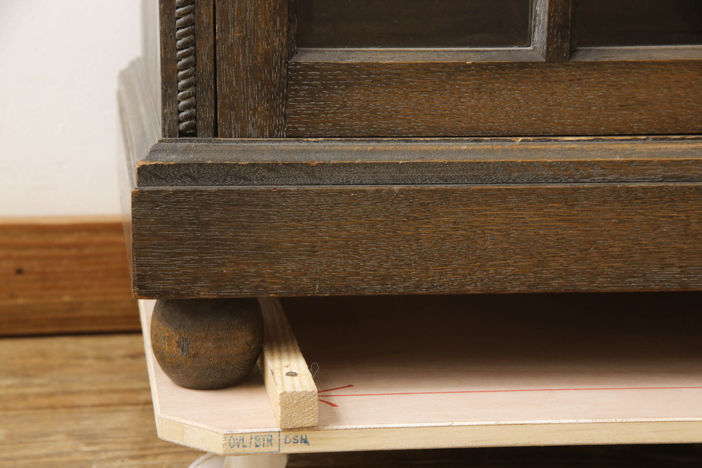 和製ビンテージ　神戸洋家具　ナラ材　クラシカルな雰囲気漂うキャビネット(サイドボード、サイドキャビネット、ブックケース、収納棚、戸棚、ヴィンテージ)(R-067320)