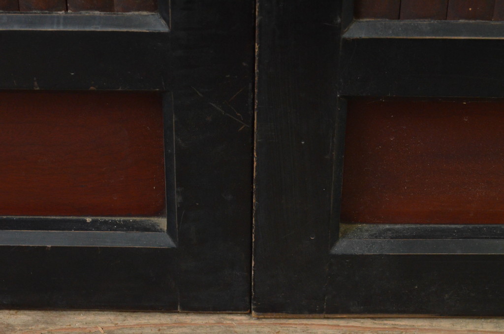 アンティーク建具　上手物!!　存在感のある漆塗り縦格子入り板戸窓4枚セット(引き戸、格子戸、鎧戸、水屋箪笥)(R-067704)