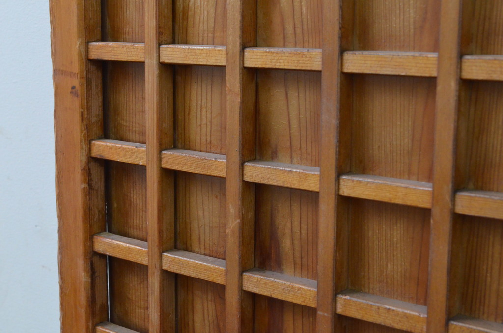 アンティーク建具　木の温かみが感じられるマス目(升目)の格子窓2枚セット(格子戸、板戸、引き戸)(R-068016)