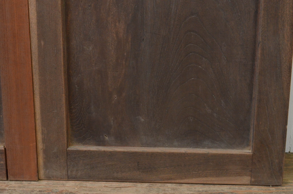 アンティーク建具　総欅(ケヤキ)材　時代の流れを感じさせる色合いが魅力の小さな板戸窓2枚セット(引き戸)(R-068027)