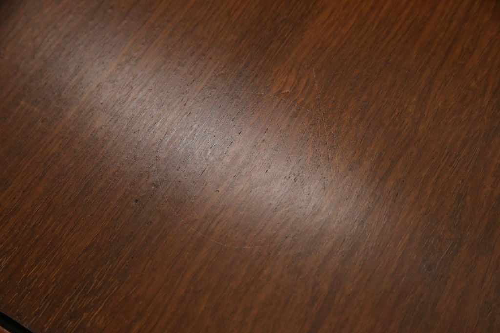 中古　IDC大塚家具　幕板と脚の凝ったデザインが上質な空間を演出するローテーブル(センターテーブル、リビングテーブル)(定価約40万円)(R-060119)