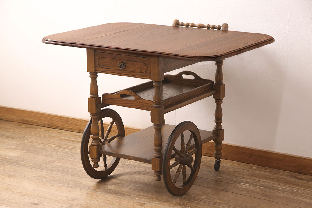 中古 木製の車輪が付いた、可愛らしいデザインが魅力のワゴンテーブル