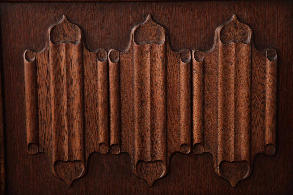 ビンテージ家具　イギリスヴィンテージ　オーク材　リネンフォールドの意匠が素敵なブランケットボックス(ローボード)(R-037342)