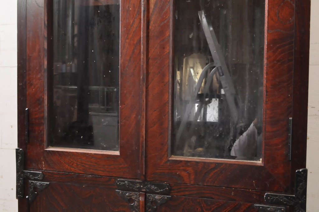 中古　岩谷堂箪笥　上品なデザインの黒金具がアクセントになった縦型キャビネット(収納棚、戸棚、飾り棚、ブックケース、本箱)(R-067500)