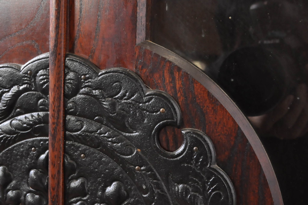 中古　岩谷堂箪笥　上品なデザインの黒金具がアクセントになった縦型キャビネット(収納棚、戸棚、飾り棚、ブックケース、本箱)(R-067500)