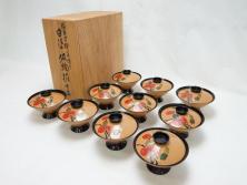 昭和初期　木製　武家奉公人が描かれたレトロな菓子器セット(菓子鉢、菓子皿、箸、楊枝、漆器)(R-043918)