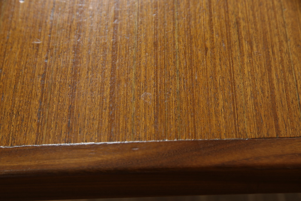 北欧ビンテージ　チーク材　Lloyd’s Antiques(ロイズ・アンティークス)取り扱い　G-PLAN(ジープラン)　ガラストップが格好良いローテーブル(リビングテーブル、センターテーブル、コーヒーテーブル、ヴィンテージ)(R-061828)
